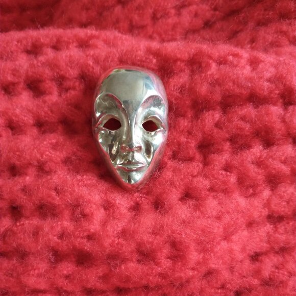 Venetian Carnival Masquerade Mask Pin Brooch in Silver Plate - Picture 1 of 8